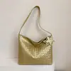 Bolso de mano de alta calidad con textura tejida 2026 nuevo elegante simple para llevar en la mano alto valor estético textura bolso de un solo hombro para debajo del brazo