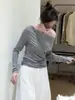 Camiseta de Manga Longa com Recorte nas Costas e Ombro Único para Outono Inicial Feminina 2025 Novo Estilo Design Super Bonito Top com Ombro Inclinado