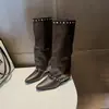 Botas Femininas de Cano Alto 2026 Novo Verão Bico Fino Rebite Salto Bloco Cano Larga Emagrecedoras Cano Alto Botas de Equitação