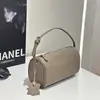 Bolsa de almohada portátil simple de nicho personalizada por el fabricante, bolso versátil de moda, bolsa con soporte para bolígrafos de cuero genuino al por mayor transfronterizo para mujer