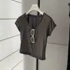 Camiseta de manga curta com decote V e barra dobrada, 3 cores guardadas para mim