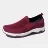 Zapatos de tela del viejo Pekín para mujer, antideslizantes, suela suave, malla transpirable, de una sola capa, para ancianos, deportes de ocio, zapatos para caminar para mamá