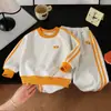 Conjunto novo de moletom infantil para o outono, estilo cartoon, agasalho moderno, calça de moletom casual bordada para meninos e meninas, conjunto de duas peças, moderno e estiloso