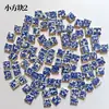 Mosaico de cerâmica DIY usando azulejos de porcelana azul e branco - um trabalho de projeto de formatura para decorar uma parede de fundo com pedaços de porcelana quebrada.