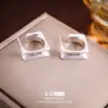 Pendientes de Botón Geométricos Cepillados de Moda Europea y Americana de Aguja Plateada Pendientes Elegantes de Nicho de Gama Alta Pendientes de Estilo Minimalista Único de Lujo Ligero