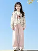 Roupa de outono para meninas: um conjunto de três peças apresentando uma jaqueta com capuz estampada de desenho animado e calças de perna larga, projetado para crianças mais velhas, oferecendo um visual casual, estiloso e esportivo