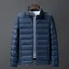 2025 Nueva Chaqueta de Invierno para Hombre Blanca de Plumón de Pato Cuello Alto Corta Ligera Cálida Casual Deportiva Chaqueta de Plumón