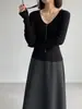 Camiseta base de punto para mujer Jiangzuo, corte ajustado, cuello en V, con textura de canalé fino, top de manga larga simple y versátil 2057