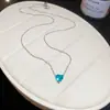 ¡Isla Azul Claro del Mar! Collar con colgante de flor de zircón azul cuadrado, cadena para la clavícula de nicho de lujo ligero, collar de alta gama para mujer