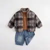 Chaqueta de algodón estilo nuevo de invierno, moderna y elegante, jeans forrados de polar para niños, top liso para niños, conjunto de tres piezas supergenial