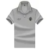 Camisa polo masculina bordada com emblema estilo Hong Kong, gola de cor contrastante, feita de algodão piquet respirável e absorvente de suor, adequada para jovens e adultos de meia-idade para o trajeto diário, manga curta