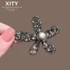 Grampo de Cabelo Flor de Strass Completo de Luxo para Mulheres Grampo de Franja Pérola Strass Grampo Reta para Fios Soltos da Testa Grampo de Bico de Pato Presilha de Cabelo Adorno de Cabeça