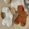 Calcetines de otoño e invierno para mujer, negros, blancos y grises, diseño simple a rayas, calcetines versátiles de media pantorrilla, tejido de punto de doble aguja de algodón, calcetines hasta la rodilla, estilo moderno