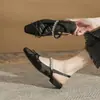 Sandalias de Moda de Tacón Bajo Jingang Yy2503 para Uso Exterior 2025 Nuevo Verano Punta Cuadrada Tacón Grueso Versátiles Zapatos de Mujer de Tacón Medio