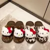 Sapatos Fofos de Gato da Moda com Pelo para Mulheres Uso Externo Outono e Inverno 2025 Novas Pantufas Fechadas com Estampa de Leopardo de Desenho Animado e Sola Grossa