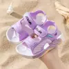 Sandalias Infantiles 2025 Nuevas de Verano Antideslizantes Suela Suave Sandalias para Niñas con Velcro para Niños Mayores y Pequeños Sandalias de Playa para Bebé