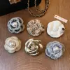 Broche Grande de Veludo Camélia para Mulheres, Novo Modelo 2025, Acessório de Moda Exquisito de Alta Qualidade