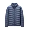 Nueva chaqueta de plumón ligera para hombre, otoño e invierno, 90% plumón, nuevo plumón de pato blanco estándar nacional, casual transfronterizo, cortavientos, cálida, cuello alto, color liso