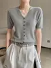 Chamarra de manga corta con botones, elegante y transpirable para primavera y verano, con un diseño único de cuello en V y tela Tencel texturizada