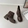 Botas plataforma estilo britânico com sola grossa, apresentando design franzido, bico redondo e cor marrom, tornando-as versáteis e afinam a silhueta, perfeitas como botas de equitação
