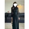 Novo vestido longo elegante estilo francês, com gola semi-alta, mangas compridas plissadas e silhueta ajustada com cintura marcada.