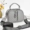 Bolsa Pequena Redonda com Franjas Estilo Luxo Leve Design de Nicho Bolsa de Ombro com Bordado Acolchoado Linha Bolsa Transversal Simples de Múltiplas Camadas para Mulheres