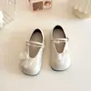 Sapatos de Couro Doces e Simples Estilo Coreano para Meninas Nova Coleção Primavera e Outono 2025 Sapatos Versáteis de Solado Macio Sapatilhas Modernas para Crianças Mais Velhas