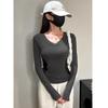 Camiseta Manga Longa com Decote V no Ombro Direito e Recorte Colorido Contrastante Feminina Outono e Inverno Nova Camisa de Base Emagrecedora e Estilosa