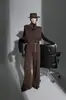 Chaleco de punto suelto adelgazante con cuello alto apilado estilo francés y pantalones rectos de pierna ancha para otoño-invierno, modelo nuevo de nicho 2026