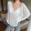 Camiseta Feminina de Manga Comprida com Decote em V Semitransparente Canelada de Bambu Fina, Cobertura Solta Protetora Solar para Primavera e Verão, Top Coreano Estilo Preguiçoso