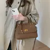 Bolsa Feminina de Ombro Grande Capacidade para o Dia a Dia Bolsa de Luxo Acessível Marrom Maillard Bolsa de Outono e Inverno de Ombro Único Transversal