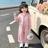 Conjunto Infantil Outono 2026 Novo Estilo Crianças Maiores Primavera e Outono Jaqueta com Capuz Estilosa Fashionável Conjunto Casual Esportivo de Duas Peças