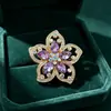 Broche de Flor Hueca de Diamante de Color de Industria Pesada Pin de Gota de Agua con Pedrería Colorida Decoración para Vestido de Noche Cheongsam Adornos Fabricante
