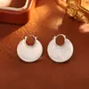 Pendientes populares de concha natural de lujo ligero, sencillos y elegantes con un aspecto de alta gama, elegante y sofisticado, accesorios para la oreja estilo socialité