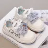 Patrón de dibujos animados bordado en la parte superior, lazo de cinta, zapatillas versátiles y de moda para niños y niñas, nuevo producto de principios de otoño de 2026