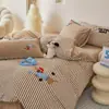 Set de cuatro piezas de Toalla de Lijado Bordada de Cachorro Marrón Rayado de Dibujos Animados Funda de Colcha de Algodón Gruesa Cálida Otoño e Invierno