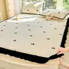 Colcha con diseño de encaje, acolchada y rellena, pieza única, cubierta de cama de invierno gruesa y con forro polar, protector de colchón, juego de tres piezas