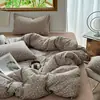 Conjunto de cuatro piezas de algodón tejido floral fresco y delicado, suave y acogedor para dormir sin nada, funda de edredón, sábana, juego de ropa de cama de tres piezas para dormitorio de estudiante