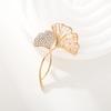 Broche Exquisito de Ginkgo Biloba para Mulheres Anti-luz de Alta Qualidade Novos Acessórios Broche de Strass Feminino Criativo Versátil para Terno