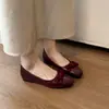 Sapatos redondos de boca rasa com aumento interno de altura para mulheres na primavera e no outono, novos sapatos de vovó em couro patente, sapatos slip-on de camurça com sola plana para o trabalho
