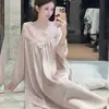 Bata de Noche sin Espalda Hueca de Seda de Hielo para Mujer, Primavera/Verano 2026 Pura Deseo Sexy con Espalda Descubierta de Encaje, Se Puede Usar Afuera como Ropa de Salón