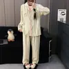 Conjunto de pijama con un lindo bordado de pingüino y diseño a rayas, adecuado para mujeres en primavera y otoño, con mangas largas y pantalones largos, y se puede usar como ropa de estar en casa.
