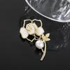 Broche personalizado de camelia para mujer, temperamento de perla ins, ramillete para traje que combina con todo, estilo chanel, pin de lujo ligero de alta gama
