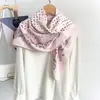 Nova Coleção de Outono JM: Lenço Quadrado Macio, Respirável e Versátil para Mulheres, Acessório da Moda com Estampas de Bolinhas e Florais