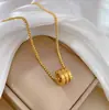 [Acero de titanio de cuerpo completo] Collar de oro real con tres anillos, cintura pequeña, personalidad minimax, horno de viento, cadena de clavícula roja de red para mujer
