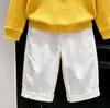 Suéter de punto amarillo con letras nuevo para otoño 2026 estilo coreano para niños, polo a cuadros para niños, pantalones blancos de pierna recta