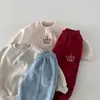 Ropa infantil personalizada, conjunto de moda otoño e invierno estilo coreano, conjunto casual versátil de dos piezas con forro polar, bloqueo de color con letras bordadas, elegante
