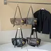 Bolsa tote de nicho retrô com rebites para mulheres, outono, grande capacidade, versátil, casual, de alta qualidade, para ombro