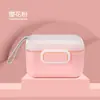 Dispensador portátil de fórmula infantil para uso em movimento, apresentando uma caixa de armazenamento selada de grande capacidade com uma alça para facilitar o transporte