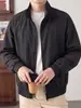 Chamarra bomber Cleanfit desestructurada con cuello alto para hombre, chaqueta corta estilo béisbol americano con silueta de hombro estructurada, chaqueta de trabajo